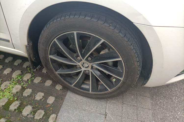Used Skoda Octavia 2018 TSI280 DSG Luxury Edition Right Front Wheel Hub