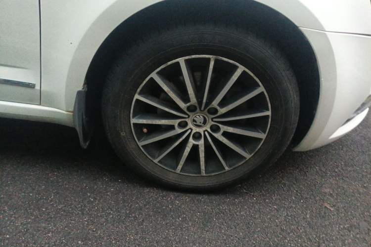 Used Skoda Octavia 2018 TSI230 DSG Luxury Edition Right Front Wheel Hub