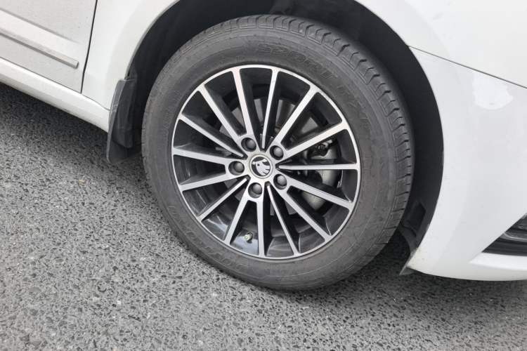 Used Skoda Octavia 2018 TSI230 DSG Luxury Edition Right Front Wheel Hub