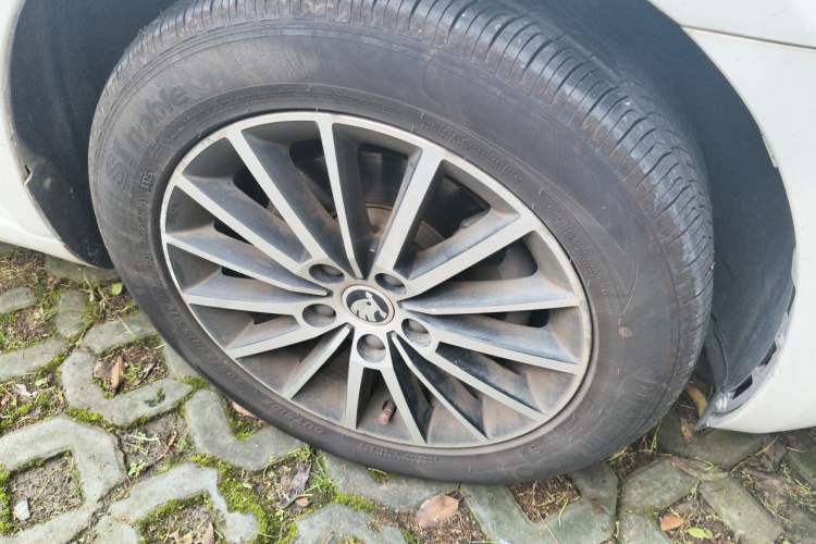 Used Skoda Octavia 2018 1.6L Automatic Luxury Edition Right Front Wheel Hub