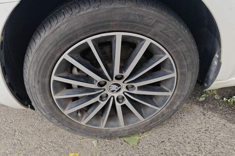 Used Skoda Octavia 2018 TSI230 DSG Luxury Edition Right Front Wheel Hub