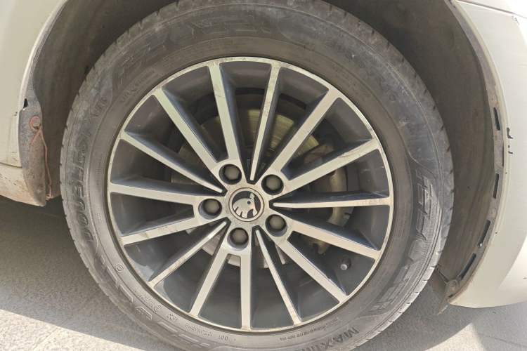 Used Skoda Octavia 2018 1.6L Automatic Luxury Edition Right Front Wheel Hub
