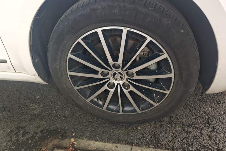 Used Skoda Octavia 2018 1.6L Automatic Luxury Edition Right Front Wheel Hub