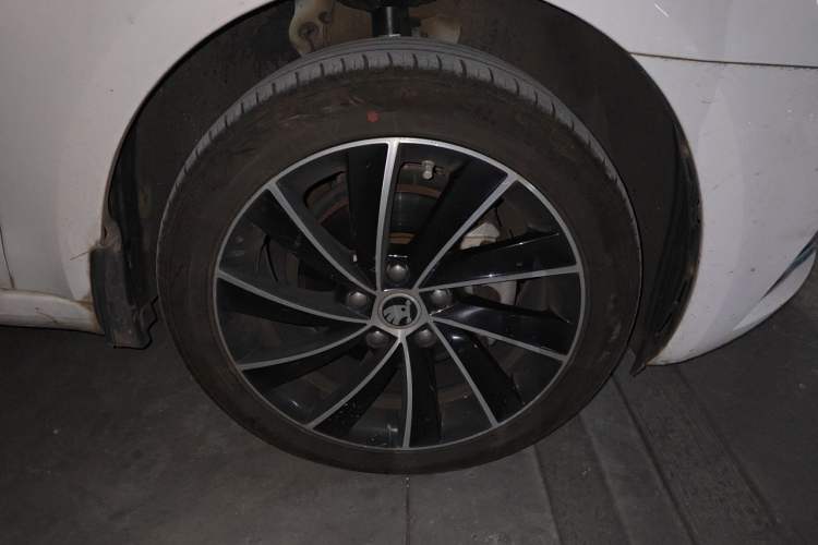 Used Skoda Octavia 2018 TSI280 DSG Luxury Edition Right Front Wheel Hub