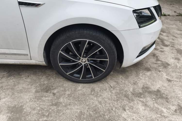 Used Skoda Octavia 2018 TSI280 DSG Luxury Edition Right Front Wheel Hub