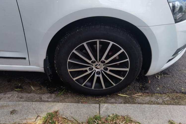 Used Skoda Octavia 2018 1.6L Automatic Luxury Edition Right Front Wheel Hub