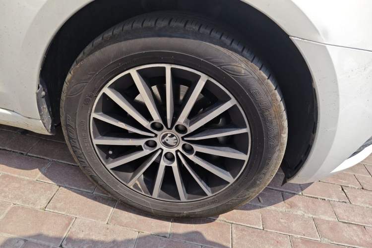Used Skoda Octavia 2018 TSI230 DSG Luxury Edition Right Front Wheel Hub
