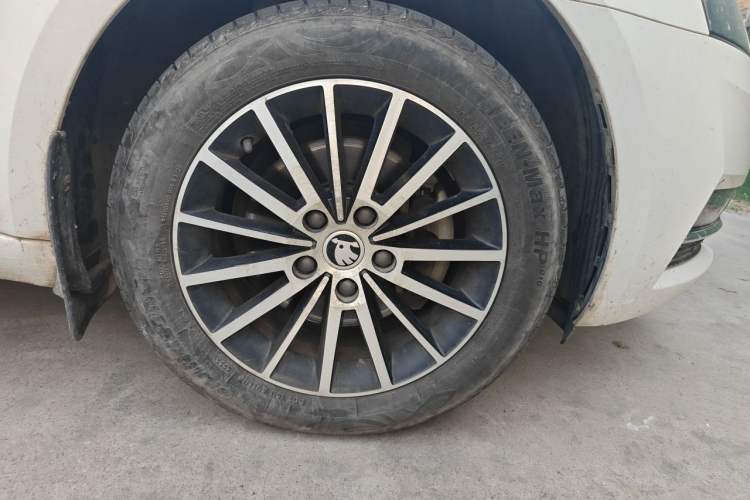 Used Skoda Octavia 2018 1.6L Automatic Luxury Edition Right Front Wheel Hub