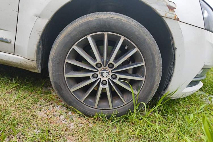 Used Skoda Octavia 2018 TSI230 DSG Luxury Edition Right Front Wheel Hub