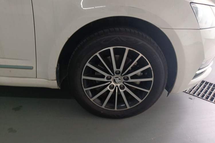 Used Skoda Octavia 2018 TSI230 DSG Luxury Edition Right Front Wheel Hub