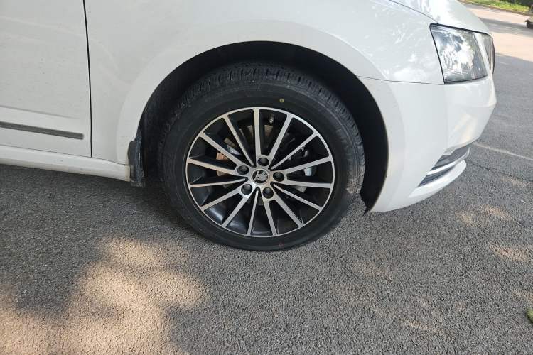 Used Skoda Octavia 2018 TSI230 DSG Luxury Edition Right Front Wheel Hub