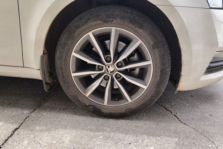 Used Skoda Octavia 2018 TSI230 DSG Comfort Edition Right Front Wheel Hub