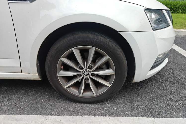 Used Skoda Octavia 2018 TSI230 DSG Comfort Edition Right Front Wheel Hub