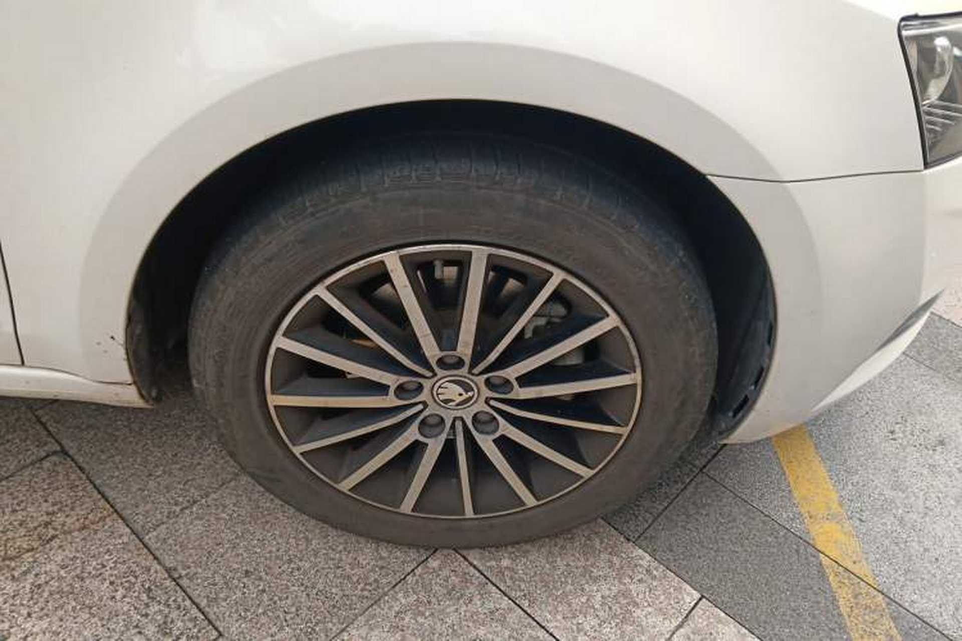 Used Skoda Octavia 2018 TSI230 DSG Luxury Edition Right Front Wheel Hub