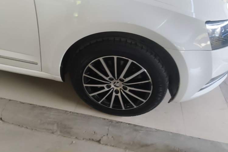 Used Skoda Octavia 2018 1.6L Automatic Luxury Edition Right Front Wheel Hub