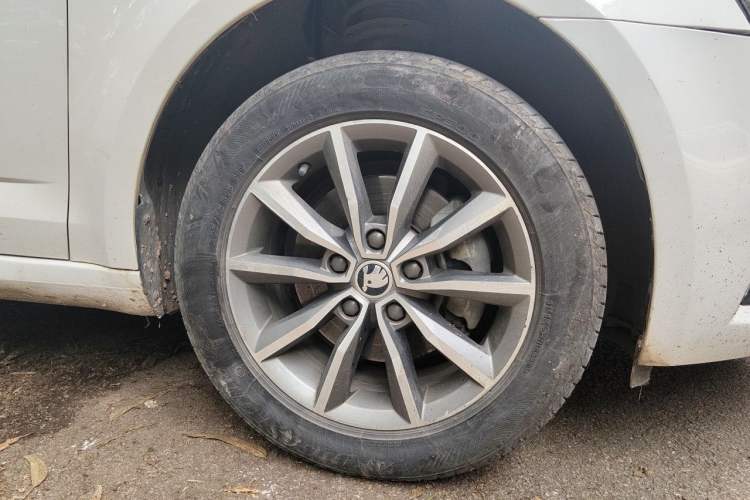Used Skoda Octavia 2018 1.6L Automatic Comfort Edition Right Front Wheel Hub