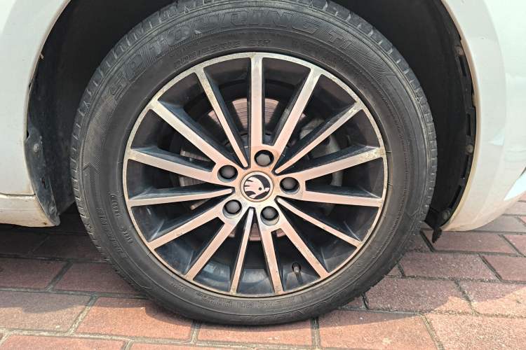 Used Skoda Octavia 2018 TSI230 DSG Comfort Edition Right Front Wheel Hub