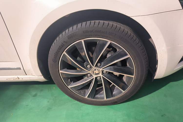 Used Skoda Octavia 2018 1.6L Automatic Luxury Edition Right Front Wheel Hub