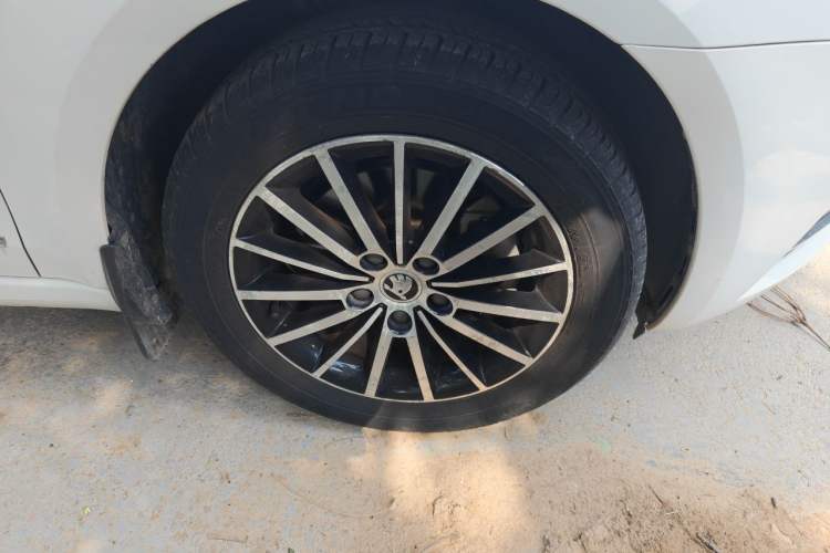 Used Skoda Octavia 2018 1.6L Automatic Luxury Edition Right Front Wheel Hub