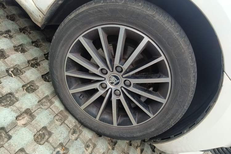 Used Skoda Octavia 2018 TSI230 DSG Luxury Edition Right Front Wheel Hub
