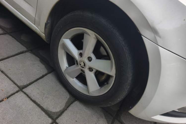 Used Skoda Octavia 2018 1.6L Manual Standard Edition Right Front Wheel Hub