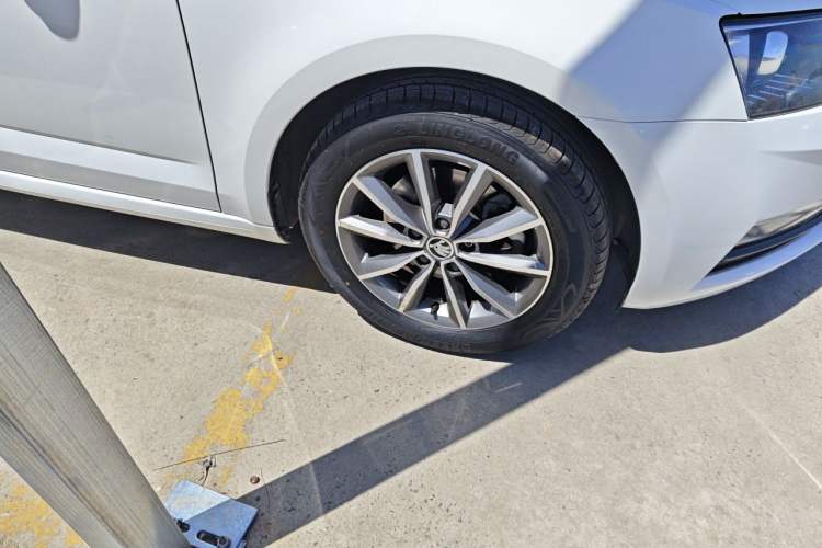 Used Skoda Octavia 2018 1.6L Automatic Comfort Edition Right Front Wheel Hub