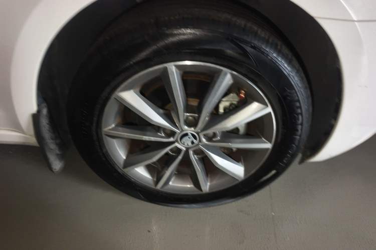 Used Skoda Octavia 2018 1.6L Automatic Comfort Edition Right Front Wheel Hub
