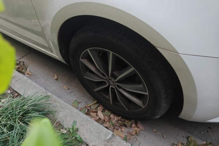 Used Skoda Octavia 2018 TSI230 DSG Comfort Edition Right Front Wheel Hub
