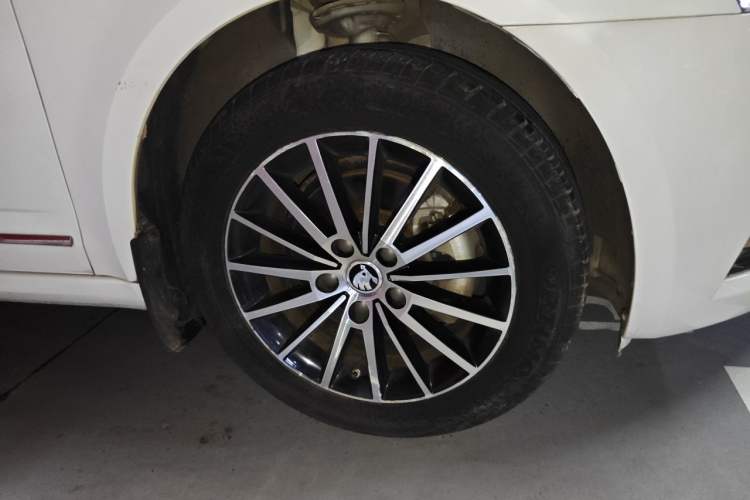 Used Skoda Octavia 2018 TSI230 DSG Luxury Edition Right Front Wheel Hub