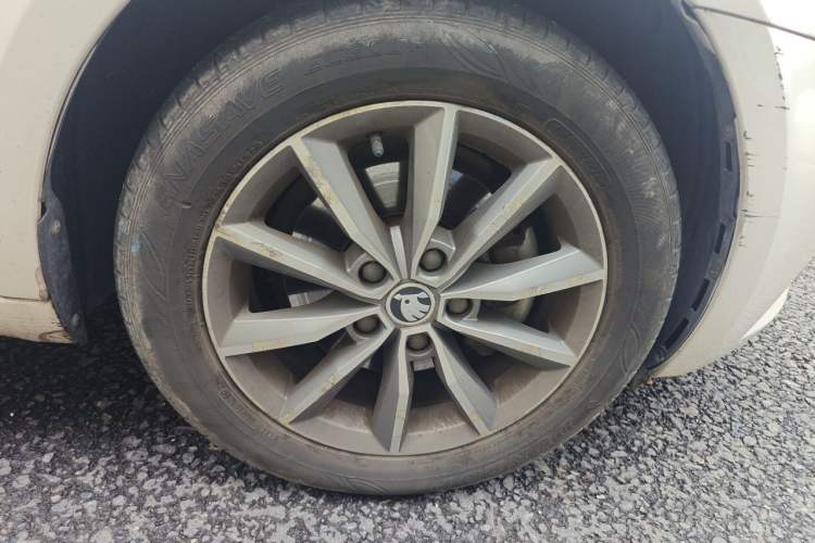 Used Skoda Octavia 2018 1.6L Automatic Comfort Edition Right Front Wheel Hub