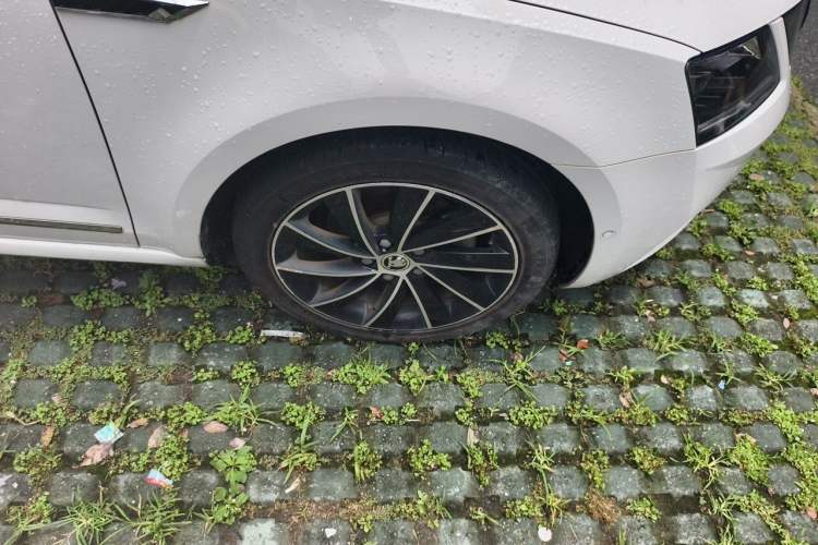 Used Skoda Octavia 2018 TSI280 DSG Flagship Edition Right Front Wheel Hub