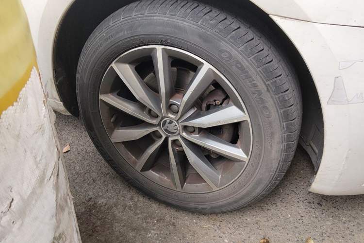 Used Skoda Octavia 2018 TSI230 DSG Comfort Edition Right Front Wheel Hub