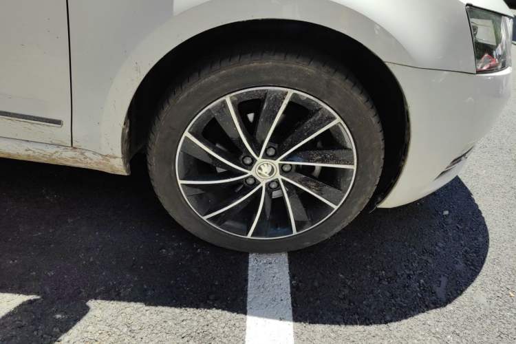 Used Skoda Octavia 2018 TSI280 DSG Luxury Edition Right Front Wheel Hub