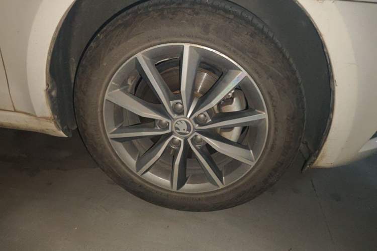 Used Skoda Octavia 2018 TSI230 DSG Comfort Edition Right Front Wheel Hub