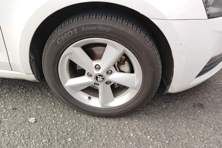 Used Skoda Octavia 2018 1.6L Manual Standard Edition Right Front Wheel Hub