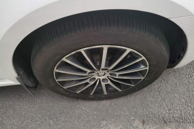 Used Skoda Octavia 2018 TSI230 DSG Luxury Edition Right Front Wheel Hub
