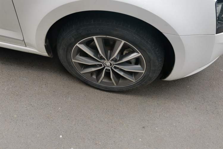 Used Skoda Octavia 2018 1.6L Automatic Comfort Edition Right Front Wheel Hub
