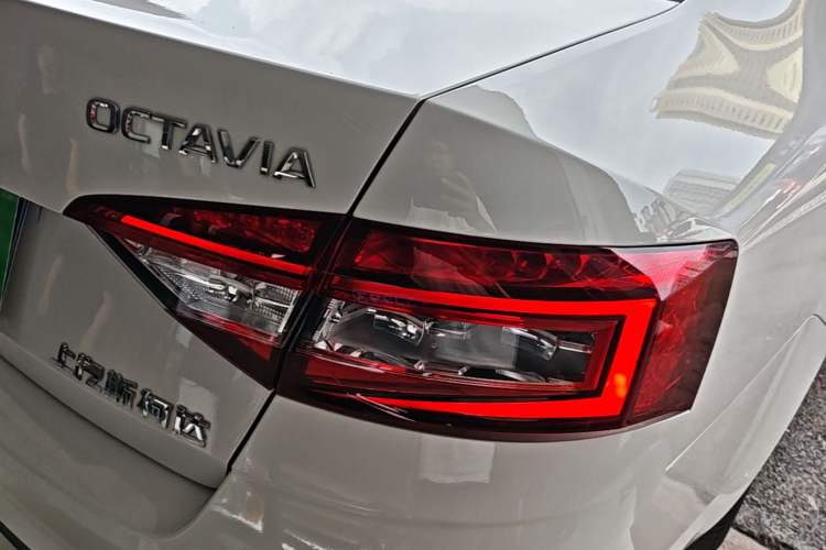 Used Skoda Octavia 2018 1.6L Automatic Comfort Edition Right Rear Taillight