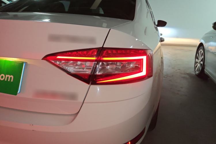 Used Skoda Octavia 2018 1.6L Automatic Comfort Edition Right Rear Taillight