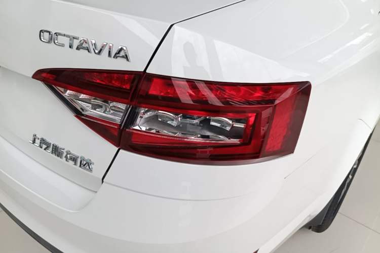 Used Skoda Octavia 2018 1.6L Automatic Comfort Edition Right Rear Taillight