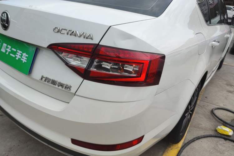 Used Skoda Octavia 2018 1.6L Automatic Luxury Edition Right Rear Taillight