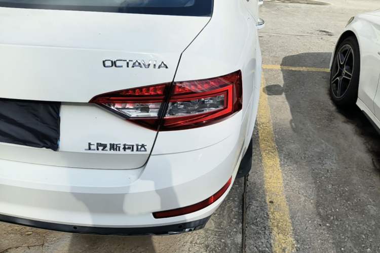 Used Skoda Octavia 2018 TSI230 DSG Luxury Edition Right Rear Taillight