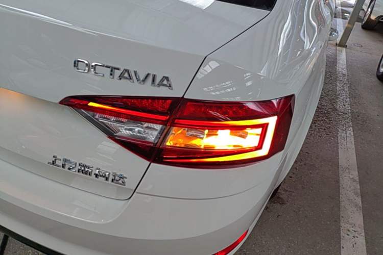 Used Skoda Octavia 2018 TSI230 DSG Luxury Edition Right Rear Taillight