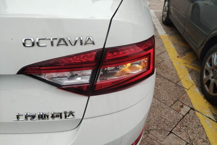 Used Skoda Octavia 2018 1.6L Automatic Comfort Edition Right Rear Taillight