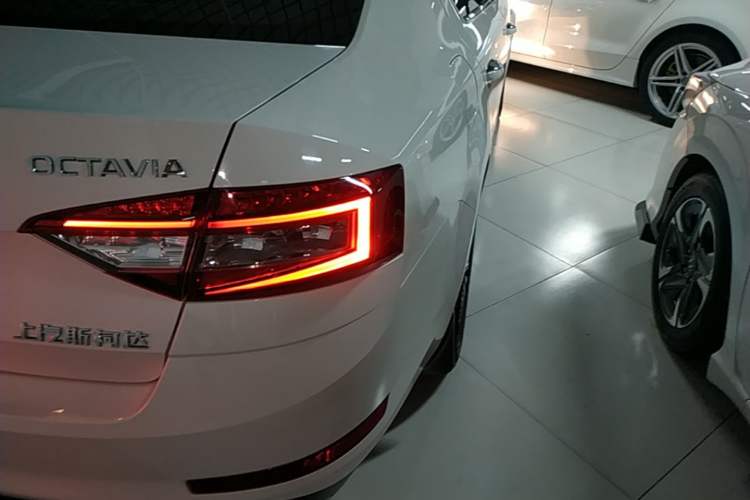 Used Skoda Octavia 2018 TSI230 DSG Luxury Edition Right Rear Taillight