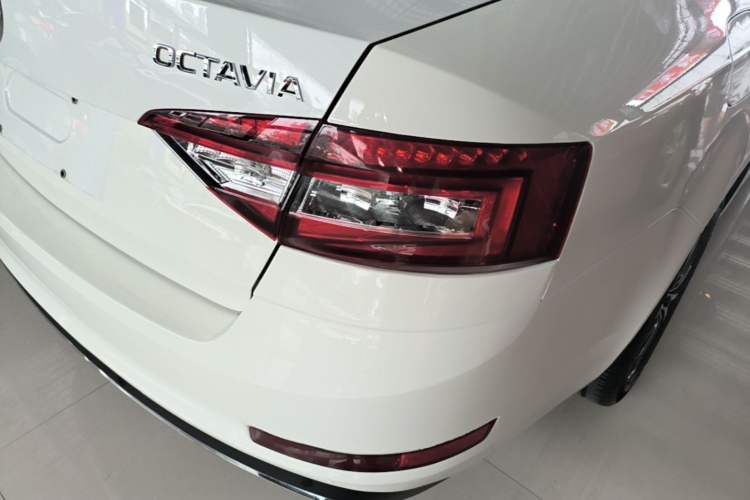 Used Skoda Octavia 2018 TSI230 DSG Luxury Edition Right Rear Taillight