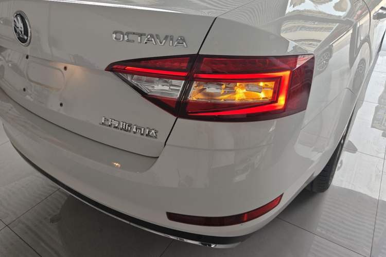 Used Skoda Octavia 2018 1.6L Automatic Luxury Edition Right Rear Taillight