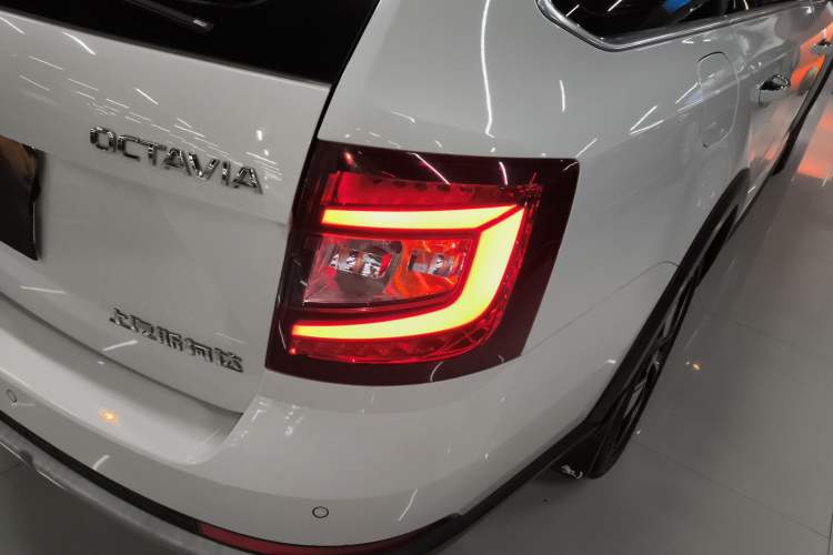 Used Skoda Octavia 2018 Station Wagon TSI280 DSG Luxury Edition Right Rear Taillight
