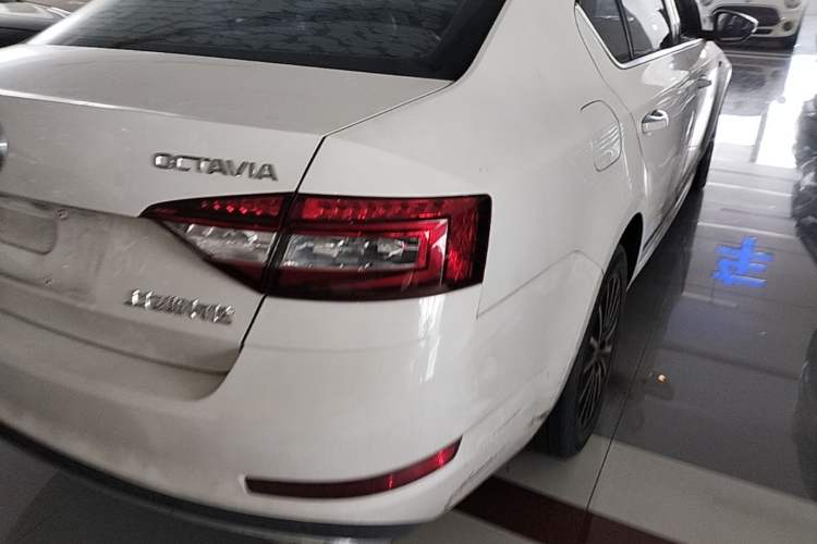 Used Skoda Octavia 2018 1.6L Automatic Luxury Edition Right Rear Taillight