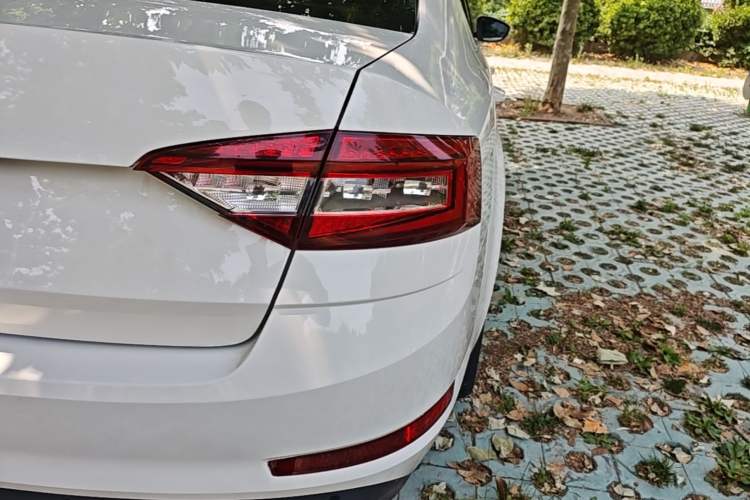 Used Skoda Octavia 2018 1.6L Automatic Comfort Edition Right Rear Taillight